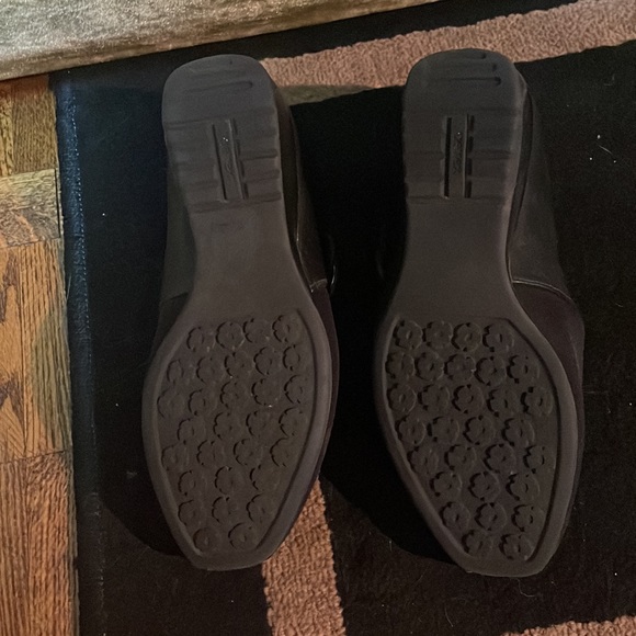 Black stretchy sleek shoe with 1”wedge heel - Picture 2 of 10